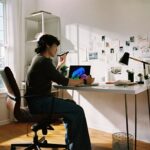 Ergonomische Home Office Ausstattung mit Schreibtischstuhl und Monitorhalterung