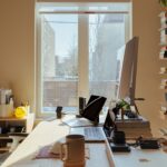 Person arbeitet produktiv an ergonomischem Home Office Schreibtisch mit Ausstattung