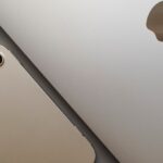 Ein silbernes iPad Air 2025 (11 Zoll) liegt auf einem modernen Schreibtisch im Home Office, daneben eine Tastatur und eine Kaffeetasse.