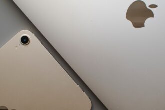 Ein silbernes iPad Air 2025 (11 Zoll) liegt auf einem modernen Schreibtisch im Home Office, daneben eine Tastatur und eine Kaffeetasse.