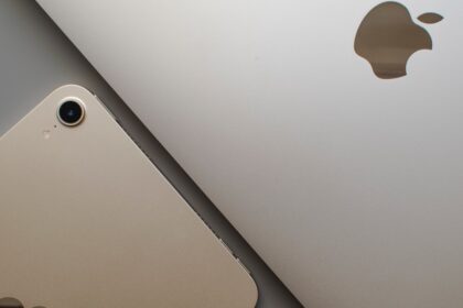 Ein silbernes iPad Air 2025 (11 Zoll) liegt auf einem modernen Schreibtisch im Home Office, daneben eine Tastatur und eine Kaffeetasse.