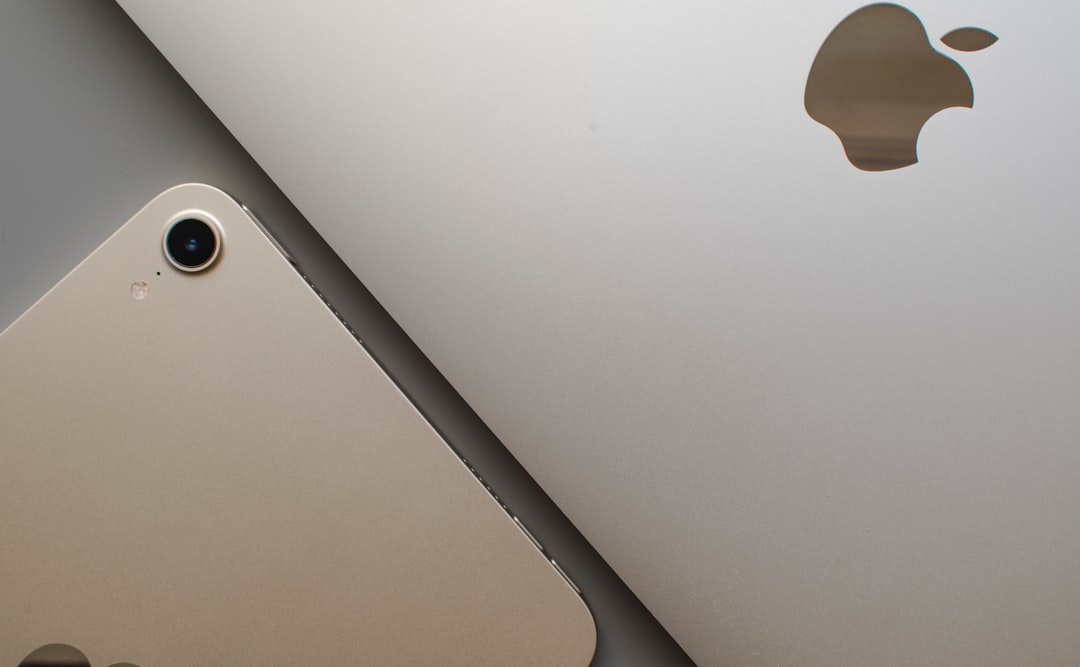 Ein silbernes iPad Air 2025 (11 Zoll) liegt auf einem modernen Schreibtisch im Home Office, daneben eine Tastatur und eine Kaffeetasse.