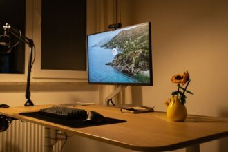 Eine schwenk- und neigbare Monitorhalterung für Ultrawide-Bildschirme, die Platz auf dem Schreibtisch spart und ergonomische Anpassung im Home Office ermöglicht.