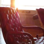 Eine ergonomische Vertikalmaus EMW-700 auf einem Schreibtisch im Home-Office, die durch ihre aufrechte Handhaltung Handgelenkschmerzen vorbeugt.