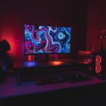 Elektrisch höhenverstellbarer Computertisch mit integrierten USB-Anschlüssen für ein ergonomisches Home Office.