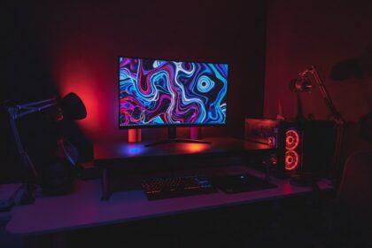 Elektrisch höhenverstellbarer Computertisch mit integrierten USB-Anschlüssen für ein ergonomisches Home Office.
