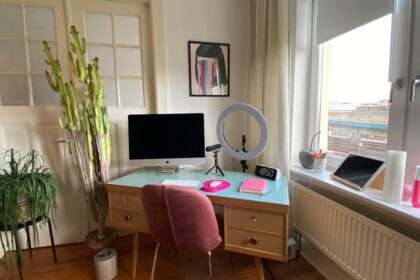 Ein ergonomischer Bürostuhl mit verstellbarer Lordosenstütze und Kopfstütze in einem modernen Home-Office.
