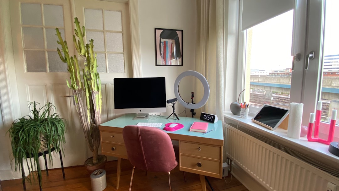 Ein ergonomischer Bürostuhl mit verstellbarer Lordosenstütze und Kopfstütze in einem modernen Home-Office.
