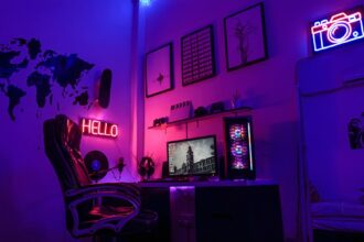 Eine glückliche Person arbeitet lächelnd an einem modernen, gut ausgestatteten Home Office Arbeitsplatz.