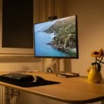 Büro-Monitorhalterung für zwei Bildschirme, die Platz spart und ergonomische Höhenverstellung ermöglicht.
