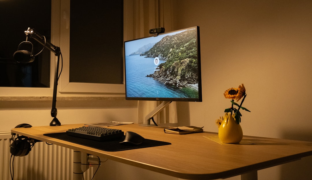 Büro-Monitorhalterung für zwei Bildschirme, die Platz spart und ergonomische Höhenverstellung ermöglicht.