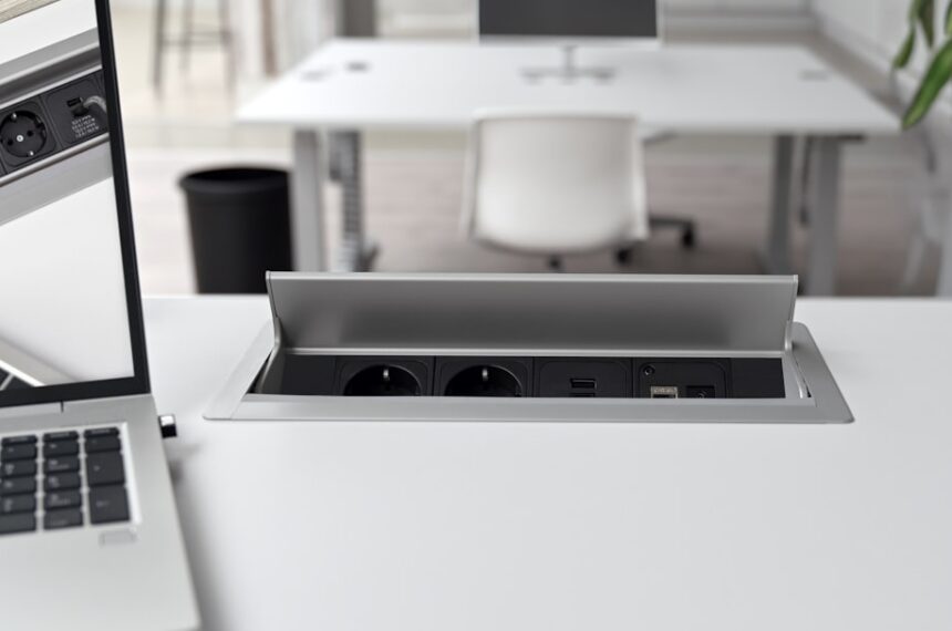 Ein moderner elektrisch höhenverstellbarer Schreibtisch in einem hellen Home-Office, der sich gerade in einer stehenden Position befindet.