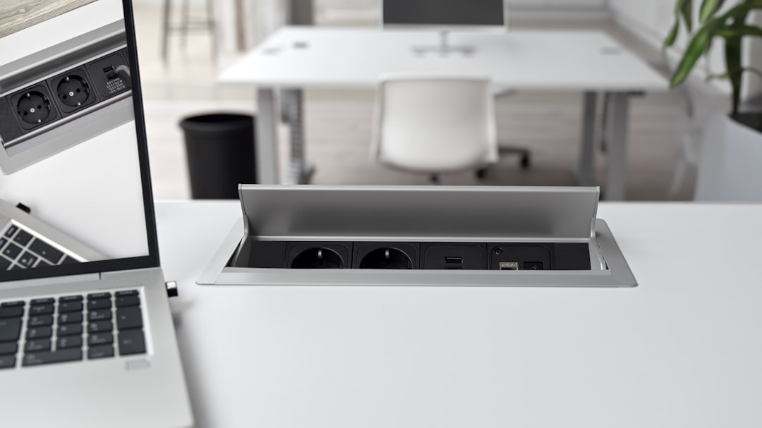 Ein moderner elektrisch höhenverstellbarer Schreibtisch in einem hellen Home-Office, der sich gerade in einer stehenden Position befindet.