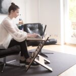 Ein ergonomischer Bürostuhl mit verstellbarer Lordosenstütze und atmungsaktivem Netzrücken für den Home-Office-Arbeitsplatz.
