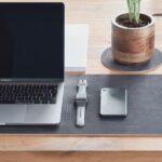 Braunes PU-Leder-Mauspad für den Schreibtisch im Format 80x40 cm, mit genähter Kante und glatter Arbeitsfläche.