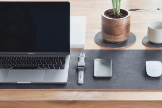 Braunes PU-Leder-Mauspad für den Schreibtisch im Format 80x40 cm, mit genähter Kante und glatter Arbeitsfläche.