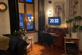 Ein kabelloses Headset mit Active-Noise-Cancelling für professionelle Telefonate im Home-Office.