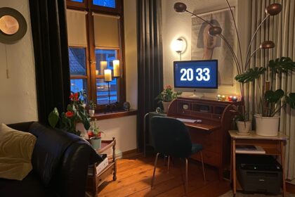 Ein kabelloses Headset mit Active-Noise-Cancelling für professionelle Telefonate im Home-Office.