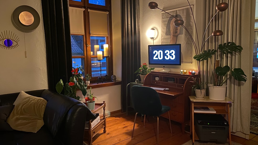 Ein kabelloses Headset mit Active-Noise-Cancelling für professionelle Telefonate im Home-Office.