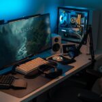 Grüne Bankerlampe mit verstellbarem Schirm und dimmbarer LED-Beleuchtung auf einem modernen Schreibtisch im Home Office, Fernbedienung liegt daneben.