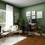 Ein schwarzer Monitorarm hält einen breiten Bildschirm über einem aufgeräumten Schreibtisch mit Tastatur und Notebook.