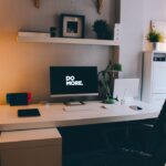 Optimale Homeoffice-Ausstattung mit ergonomischem Stuhl und Monitor