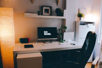 Optimale Homeoffice-Ausstattung mit ergonomischem Stuhl und Monitor