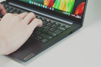 Lenovo ThinkPad 170W Flachstecker Ladegerät, das Kabelsalat im Home Office vermeidet.