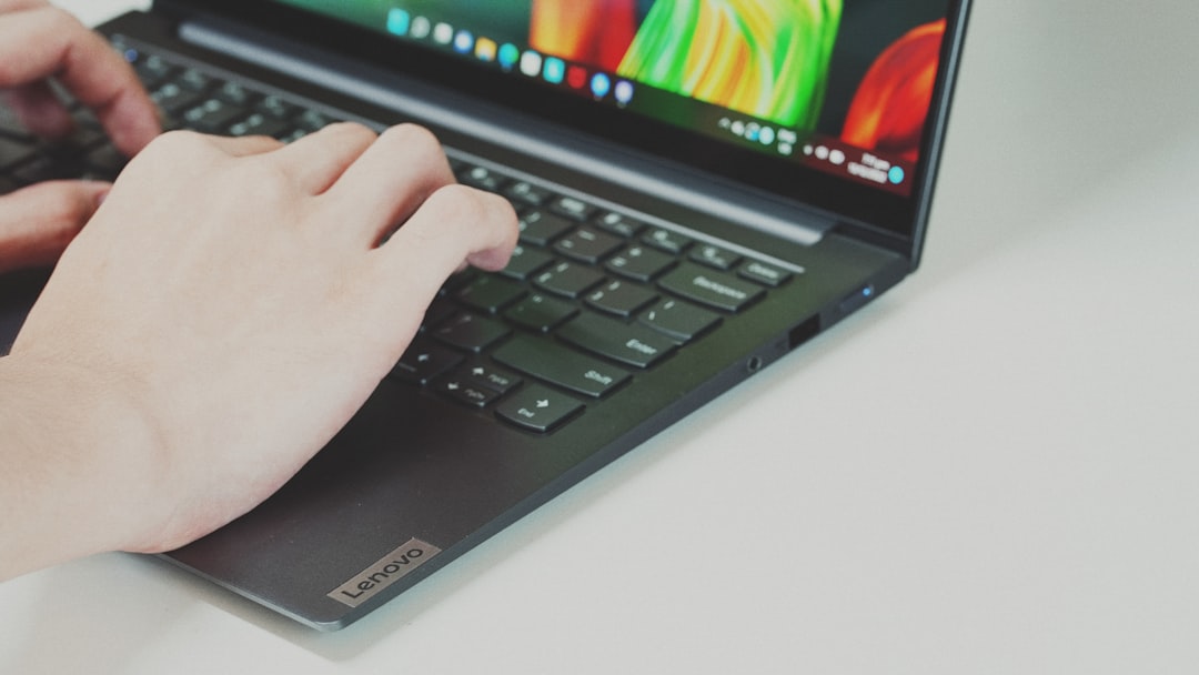 Lenovo ThinkPad 170W Flachstecker Ladegerät, das Kabelsalat im Home Office vermeidet.