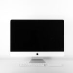 Apple iMac 24 Zoll in Blau mit M4 Chip, 10‑Core CPU und 10‑Core GPU, platziert auf einem aufgeräumten Home‑Office‑Schreibtisch.