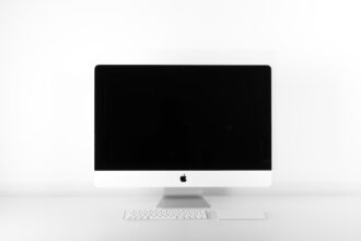 Apple iMac 24 Zoll in Blau mit M4 Chip, 10‑Core CPU und 10‑Core GPU, platziert auf einem aufgeräumten Home‑Office‑Schreibtisch.