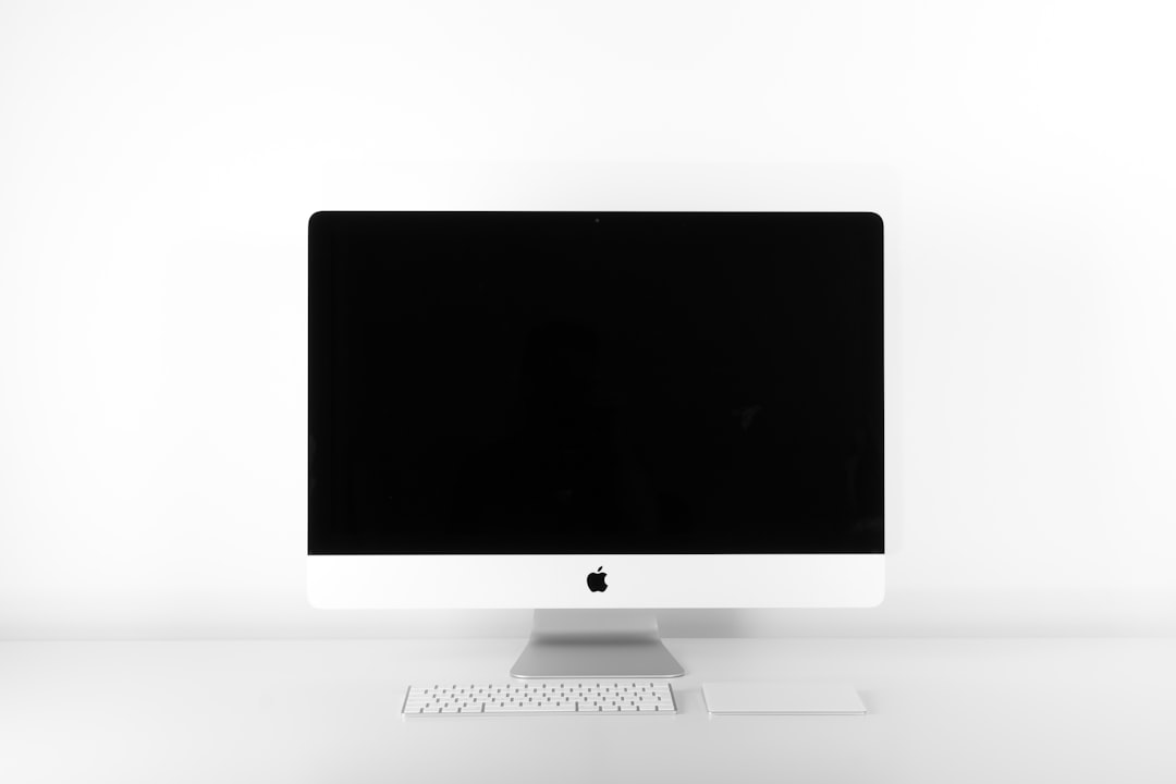 Apple iMac 24 Zoll in Blau mit M4 Chip, 10‑Core CPU und 10‑Core GPU, platziert auf einem aufgeräumten Home‑Office‑Schreibtisch.