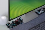 Dell UltraSharp 27-Zoll USB-C-Hub Monitor aufgeräumt auf einem Home-Office Schreibtisch, Kabel sauber über den Hub geführt.