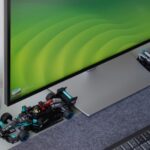Dell UltraSharp 27-Zoll USB-C-Hub Monitor aufgeräumt auf einem Home-Office Schreibtisch, Kabel sauber über den Hub geführt.