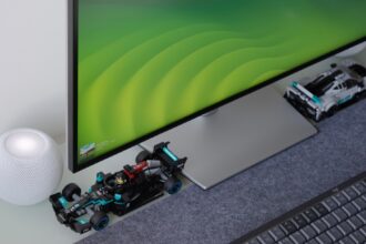 Dell UltraSharp 27-Zoll USB-C-Hub Monitor aufgeräumt auf einem Home-Office Schreibtisch, Kabel sauber über den Hub geführt.