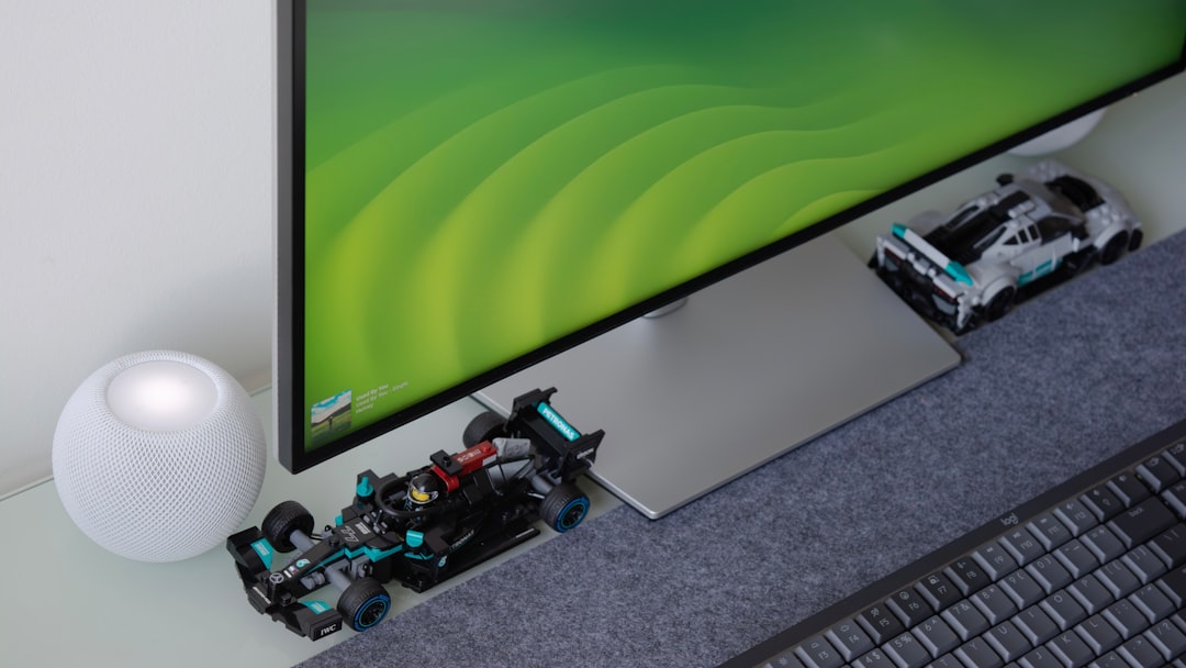 Dell UltraSharp 27-Zoll USB-C-Hub Monitor aufgeräumt auf einem Home-Office Schreibtisch, Kabel sauber über den Hub geführt.