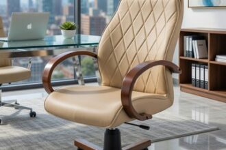 Beige Bürostuhl Mit Holzarmlehnen Und Ergonomie