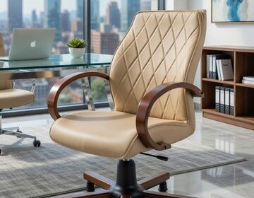 Beige Bürostuhl Mit Holzarmlehnen Und Ergonomie