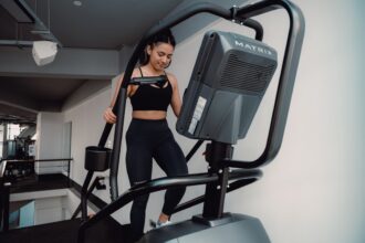 Walking Pad Laufband für Zuhause mit einer maximalen Belastbarkeit von 120 kg und einer Geschwindigkeit von 1 bis 6 km/h, Modell 10, ideal als Home Office Ausstattung.
