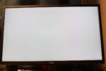 Ein Dell UltraSharp U2725QE Monitor mit 68,47 cm Bildschirmdiagonale für farbechtes Arbeiten im Home Office.