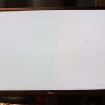 Ein Dell UltraSharp U2725QE Monitor mit 68,47 cm Bildschirmdiagonale für farbechtes Arbeiten im Home Office.