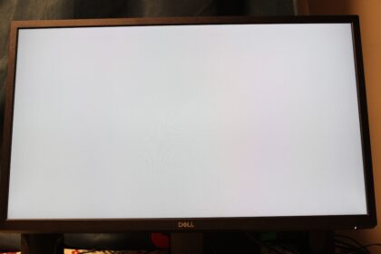 Ein Dell UltraSharp U2725QE Monitor mit 68,47 cm Bildschirmdiagonale für farbechtes Arbeiten im Home Office.