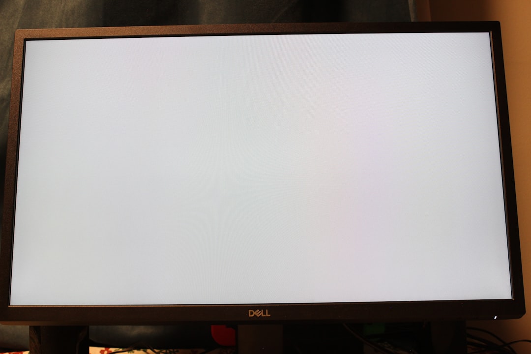 Ein Dell UltraSharp U2725QE Monitor mit 68,47 cm Bildschirmdiagonale für farbechtes Arbeiten im Home Office.