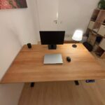 Elektrisch höhenverstellbarer Massivholz-Schreibtisch 160×100 cm –
