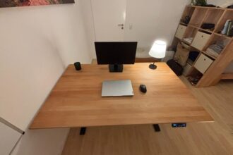Elektrisch höhenverstellbarer Massivholz-Schreibtisch 160×100 cm –