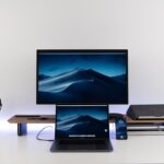 ACT USB-C Dual 4K Monitor DisplayLink Dockingstation mit zwei 4K-Monitoren und Laptop im Home Office.