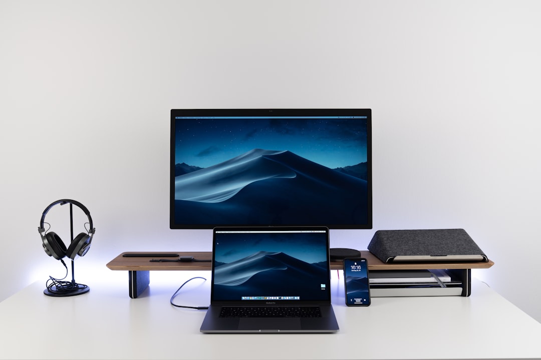 ACT USB-C Dual 4K Monitor DisplayLink Dockingstation mit zwei 4K-Monitoren und Laptop im Home Office.