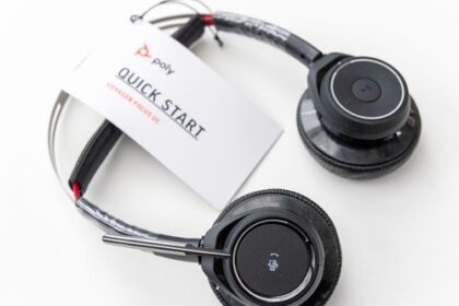 Poly Voyager Focus UC Plantronics Bluetooth