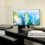HP All-in-One 24-cr0005ng PC in aufgeräumtem Home Office ohne Kabelsalat.