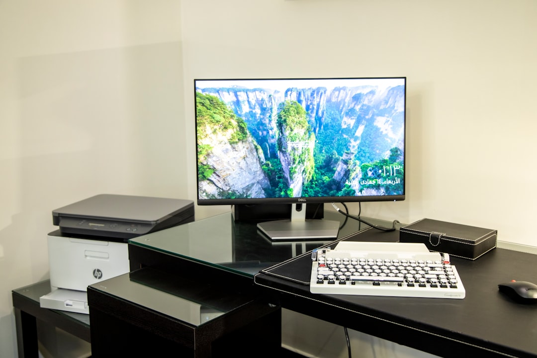 HP All-in-One 24-cr0005ng PC in aufgeräumtem Home Office ohne Kabelsalat.